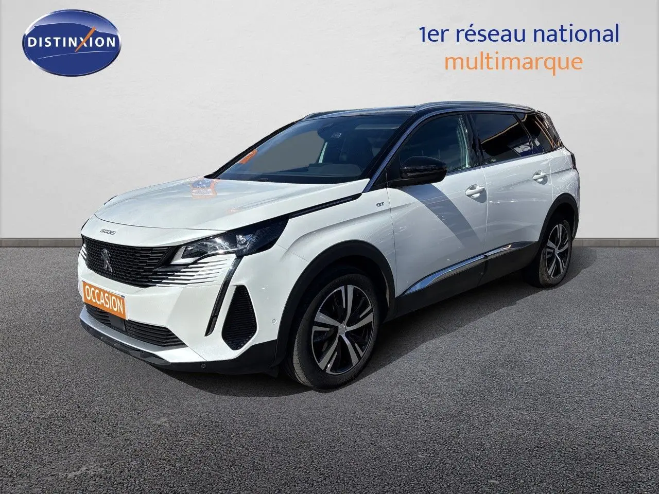 Peugeot 5008 BlueHDi 130 GT blanc nacré en 3/4 avant droit avec toit noir et jantes alliage bicolores.