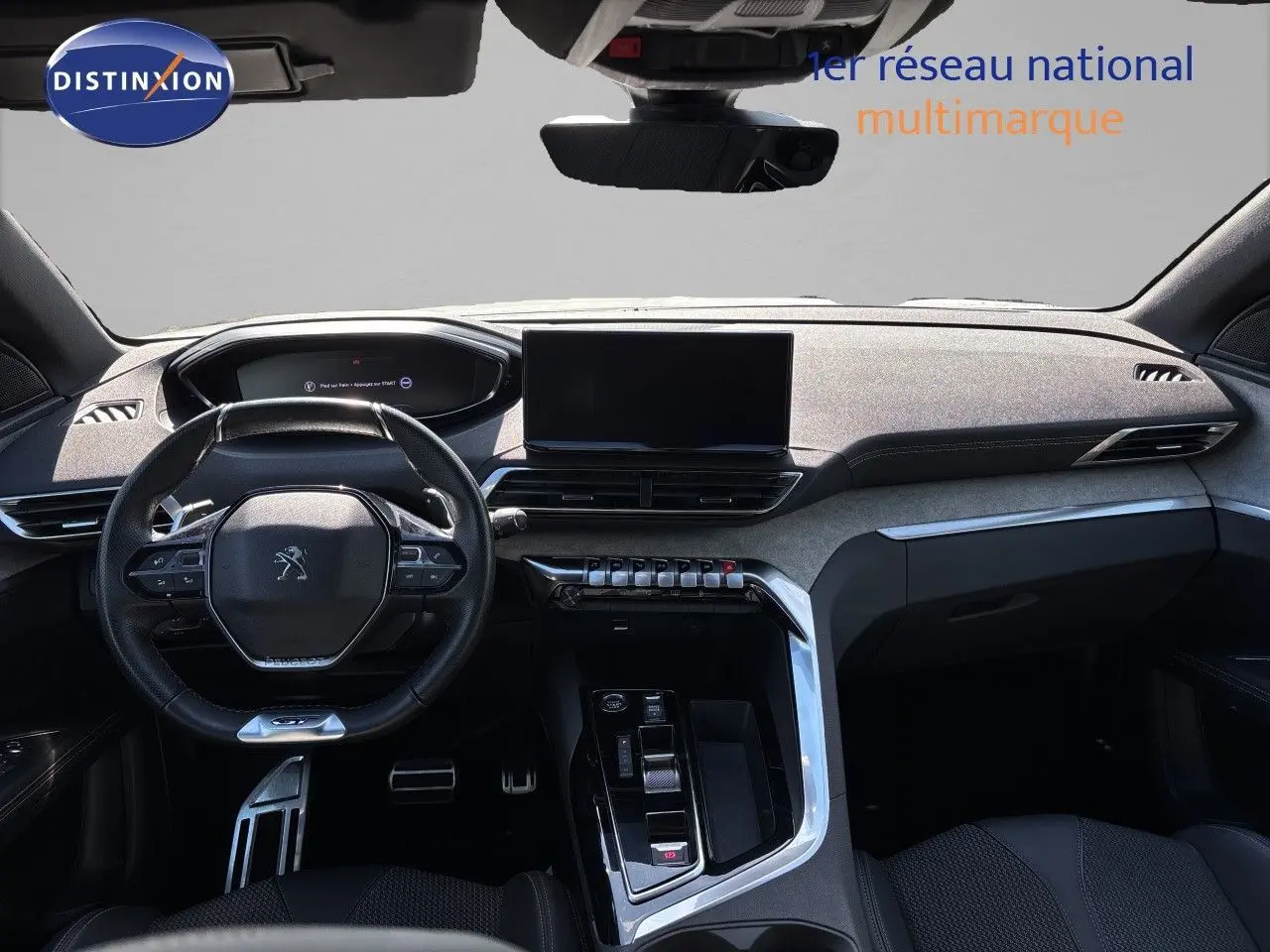 Vue intérieure avant du Peugeot 5008 GT 2023, tableau de bord moderne avec écran tactile et volant compact noir.
