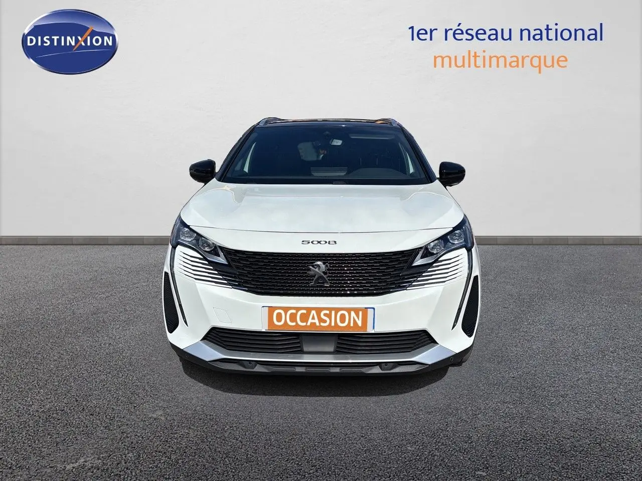 Vue avant d'un Peugeot 5008 GT blanc nacré, mettant en valeur sa calandre noire et ses phares LED distinctifs.