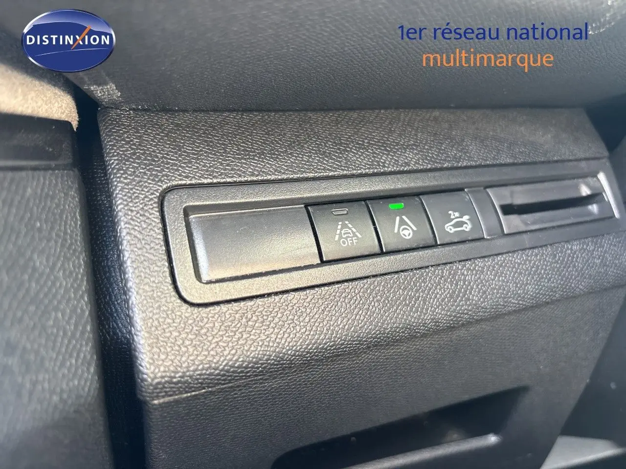 Gros plan sur les boutons de commande du tableau de bord intérieur du Peugeot 5008 blanc nacré, version 2023.