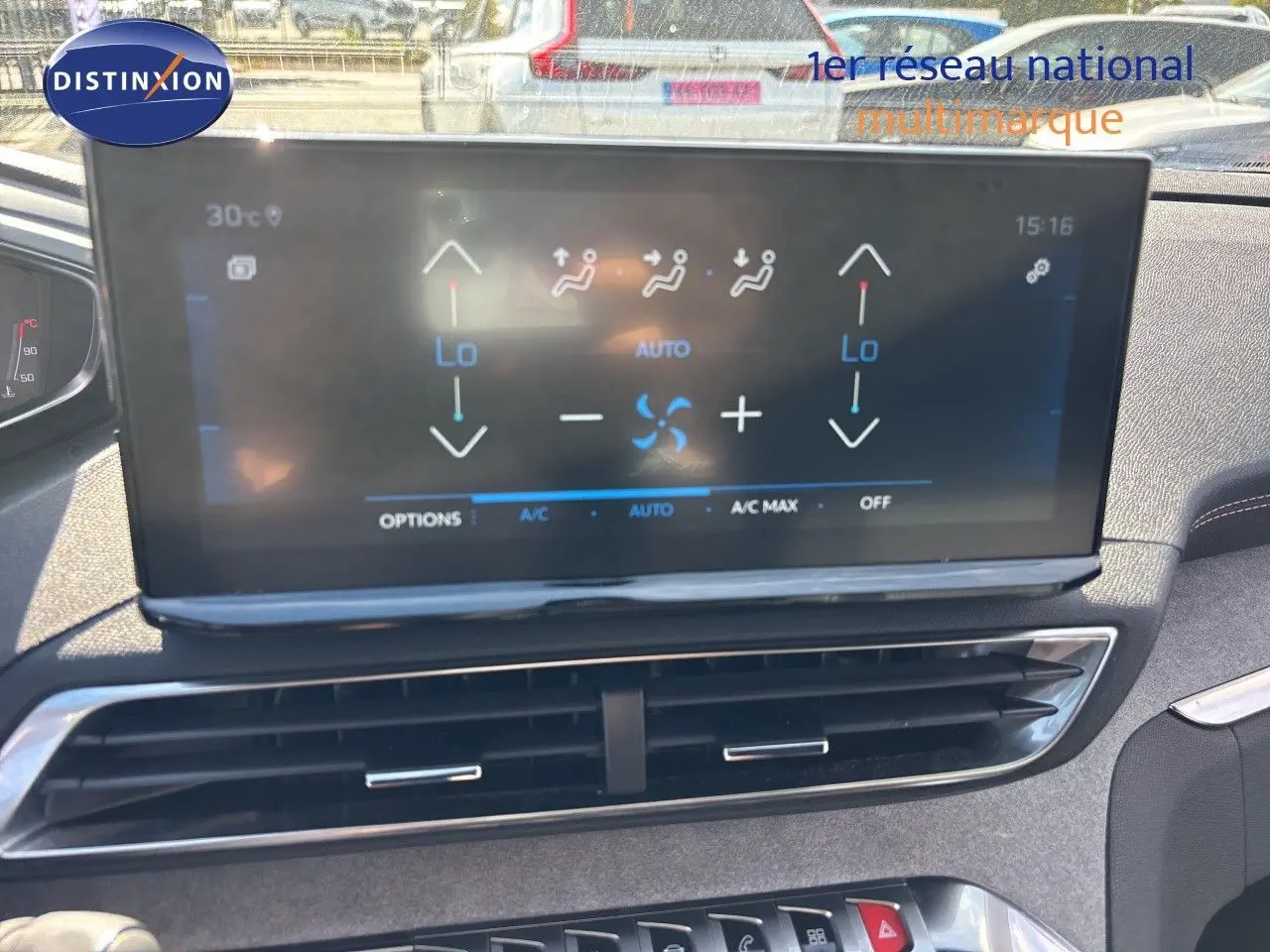 Écran tactile du système de climatisation automatique dans l’habitacle d’un Peugeot 5008 Blanc Nacré, vue intérieure avant.