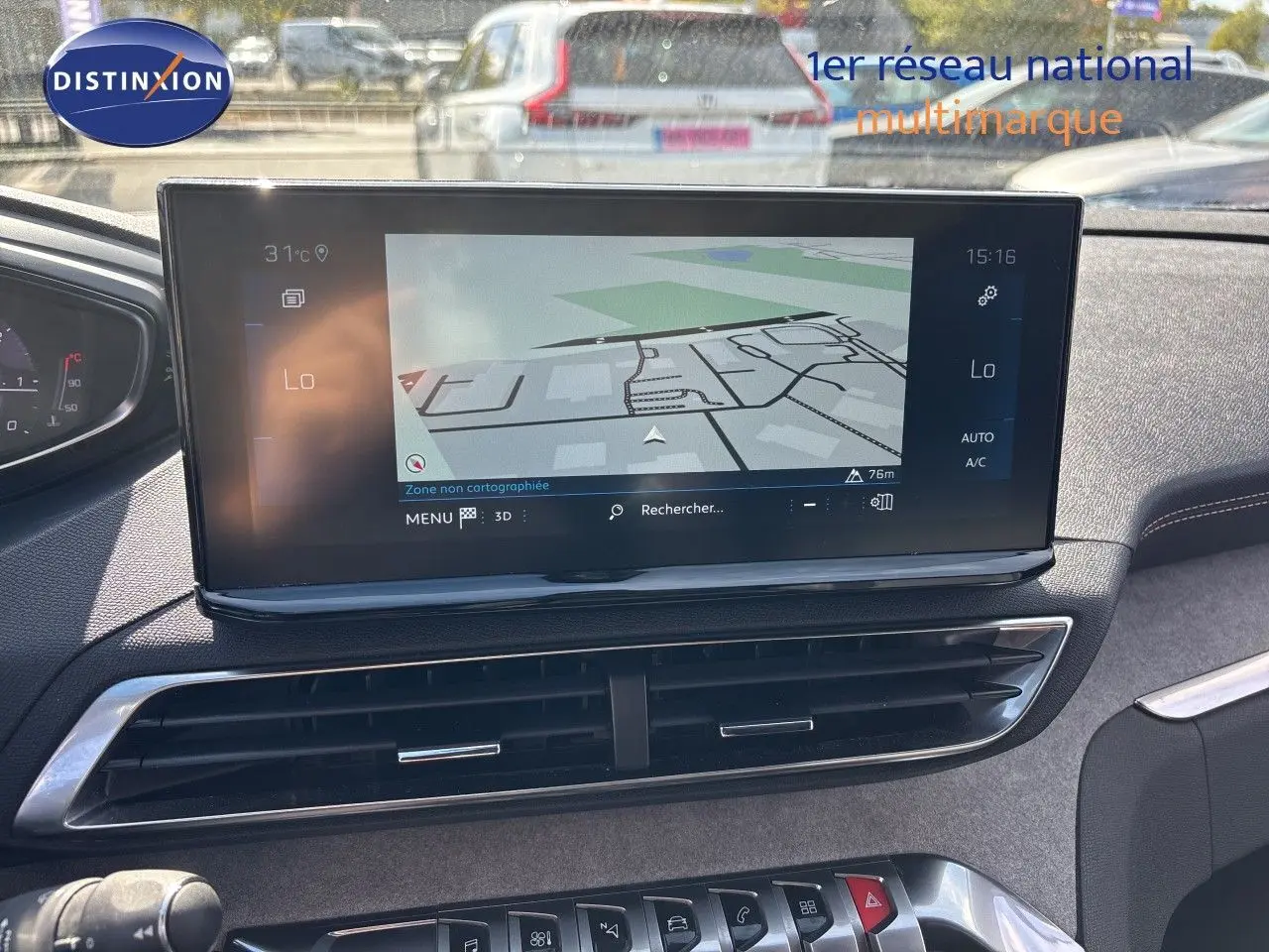Vue intérieure du tableau de bord du Peugeot 5008 GT 2023 avec écran tactile de navigation et commandes centrales modernes.
