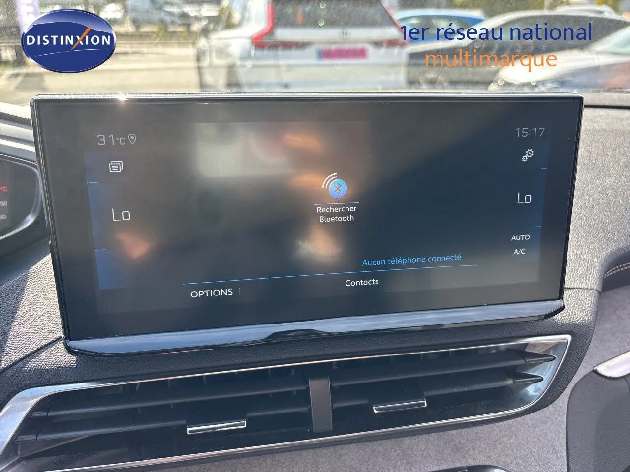 Écran tactile central du tableau de bord du Peugeot 5008 blanc nacré, affichant la recherche Bluetooth.