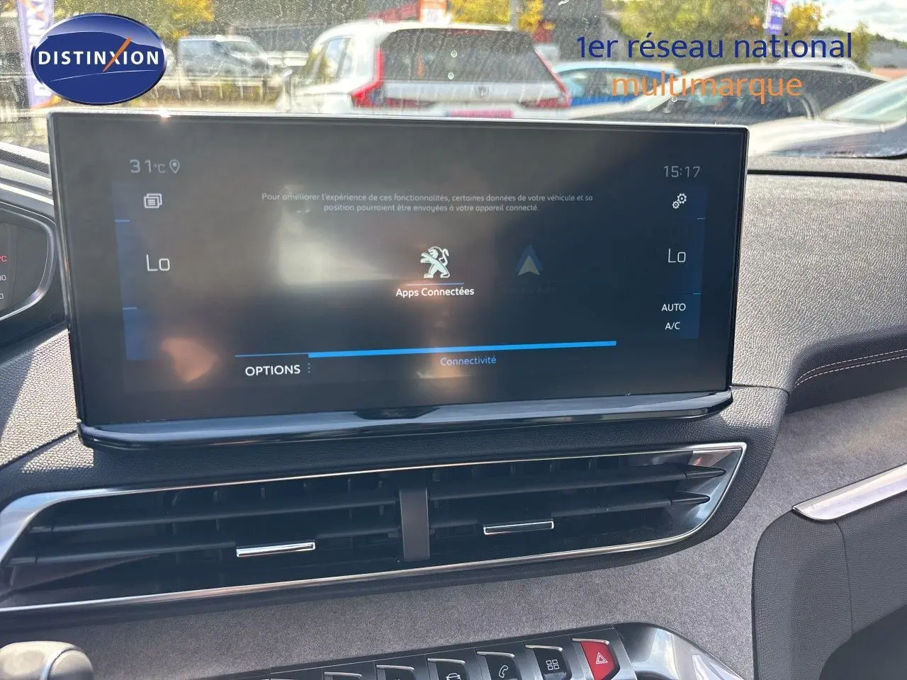 Écran tactile central du tableau de bord du Peugeot 5008 GT 2023, affichant les options de connectivité.