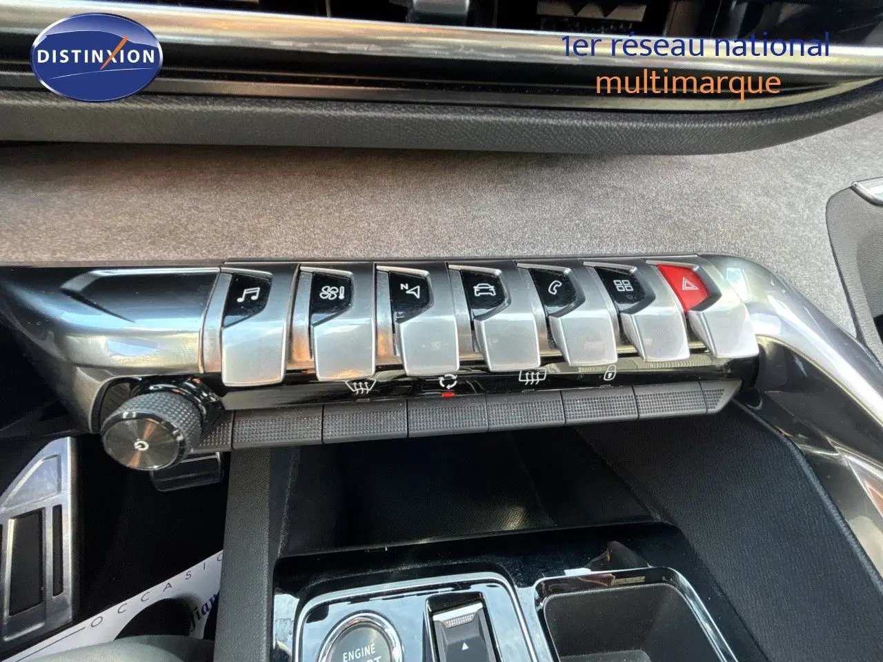 Gros plan sur la rangée de boutons métalliques du tableau de bord du Peugeot 5008 blanc nacré, version GT 2023.