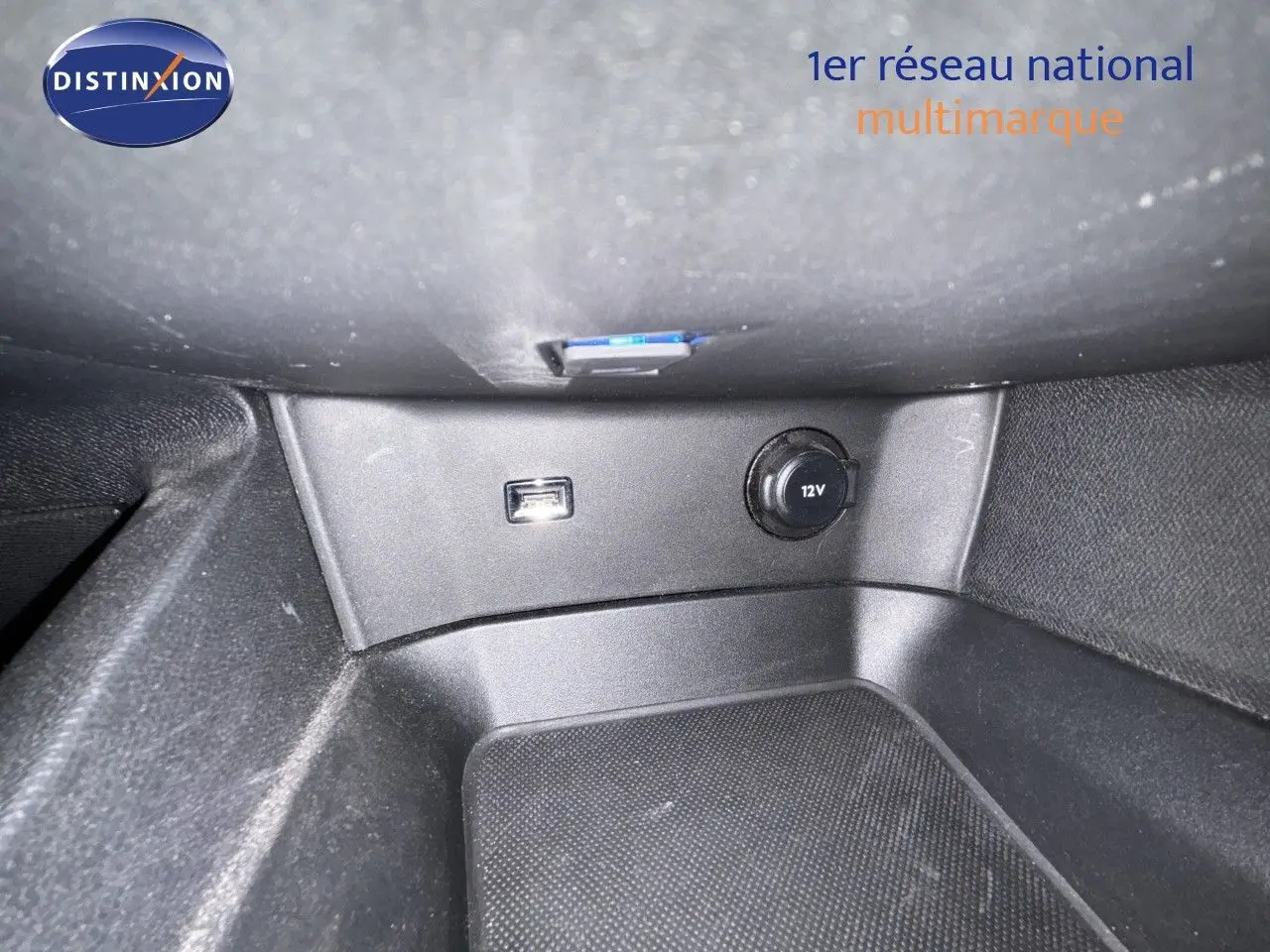 Prise USB et prise 12V en gros plan dans l’habitacle du Peugeot 5008 blanc nacré, version 2023.