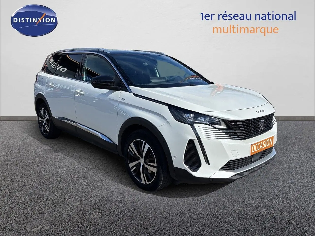 Peugeot 5008 BlueHDi 130 GT blanc nacré en 3/4 avant droit avec toit noir et jantes alliage bicolores.