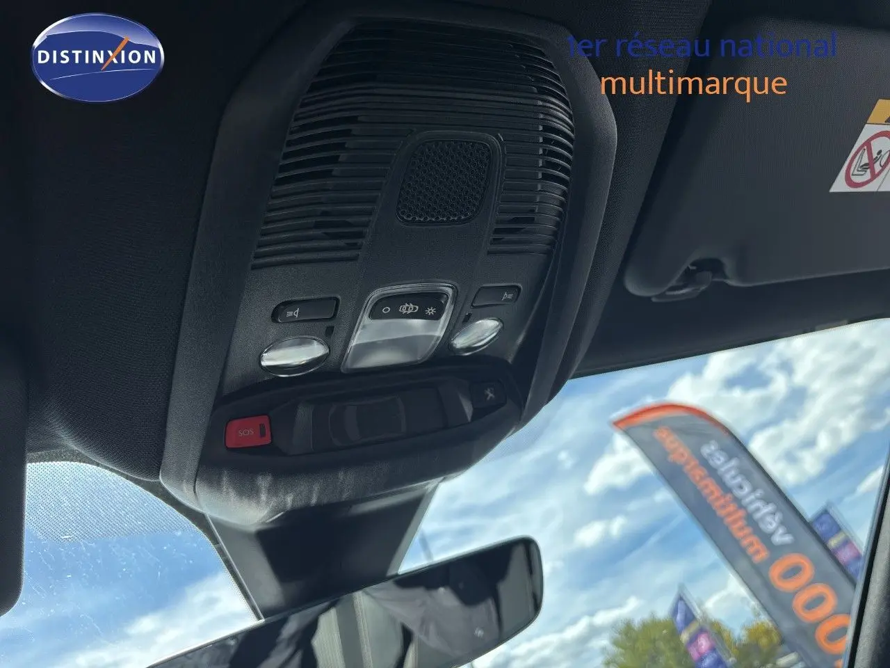 Vue intérieure en plongée du plafonnier noir avec commandes et bouton SOS du Peugeot 5008 blanc nacré 2023.