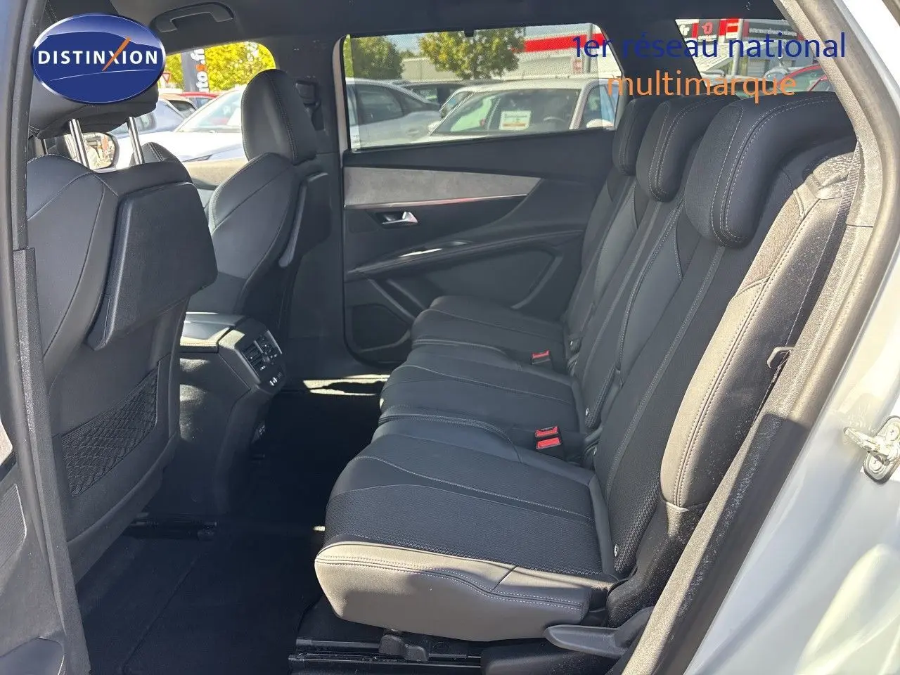 Vue intérieure côté droit montrant la banquette arrière en cuir noir du Peugeot 5008 Blanc Nacré 2023.
