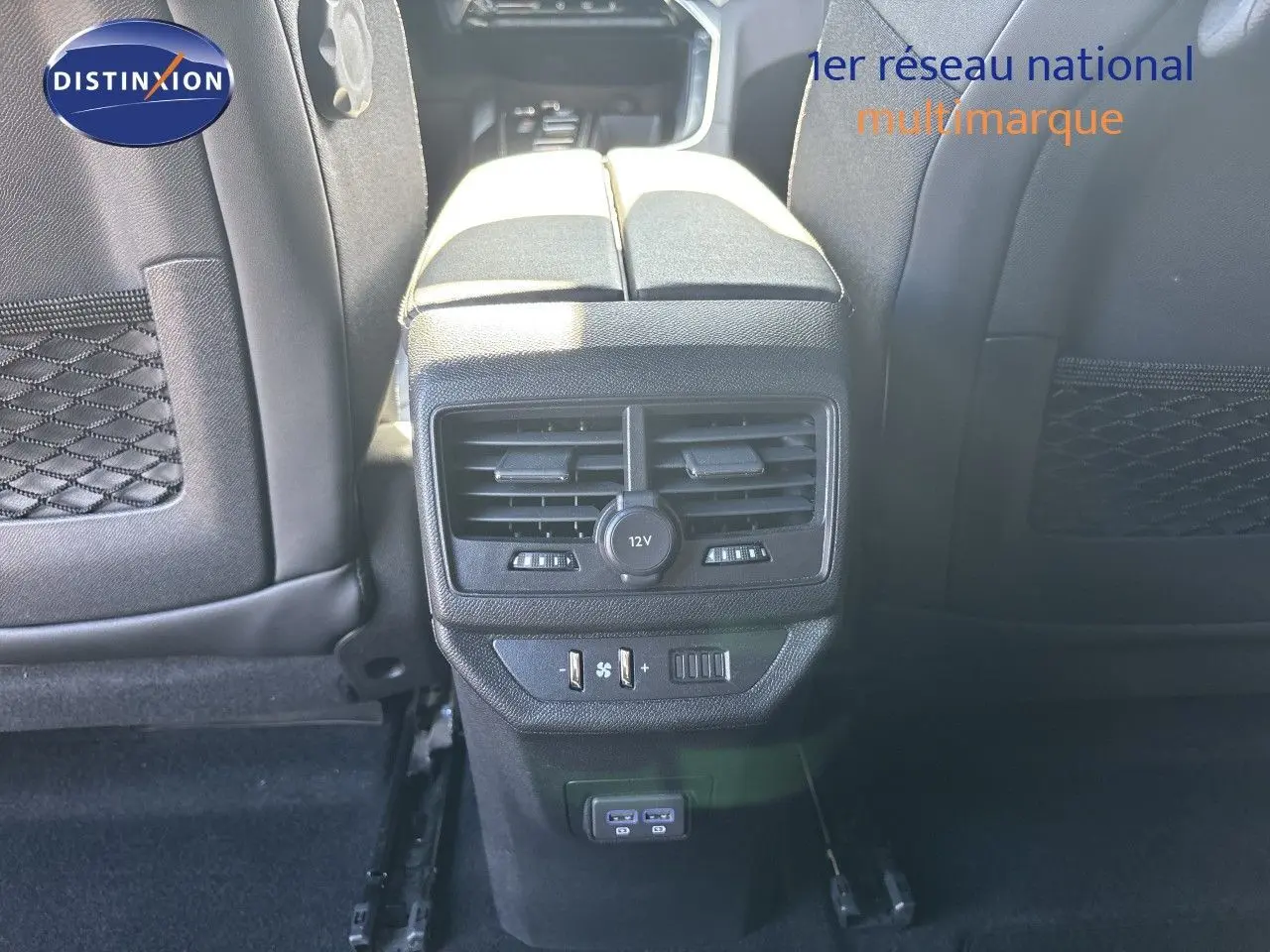 Vue rapprochée de la console arrière du Peugeot 5008 blanc nacré 2023, avec prises USB et ventilation réglable.