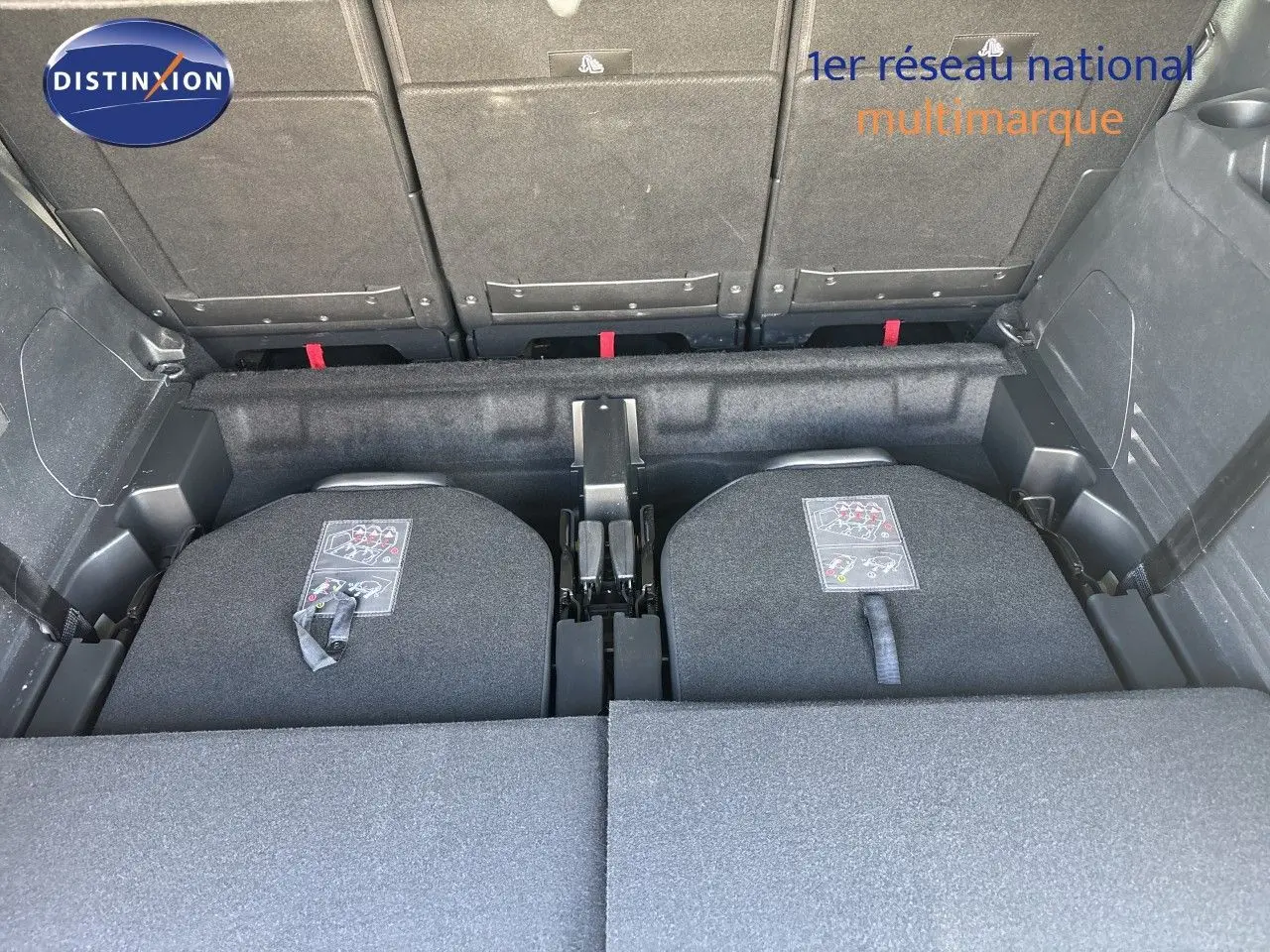 Vue du coffre arrière du Peugeot 5008 blanc nacré 2023, montrant les sièges rabattus et le plancher plat.