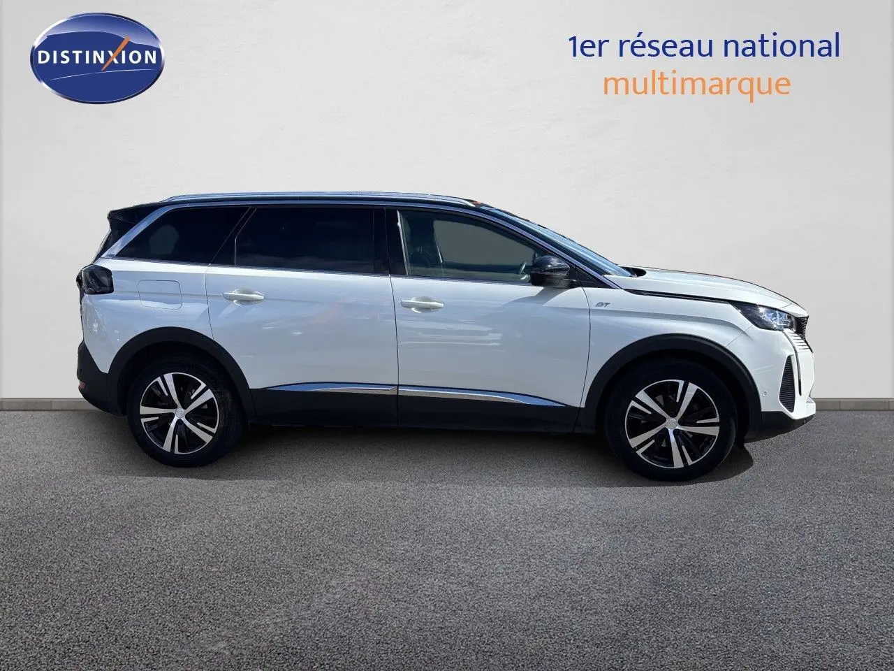 Peugeot 5008 BlueHDi 130 GT blanc nacré vu de profil côté gauche, jantes alliage bicolores et toit noir.