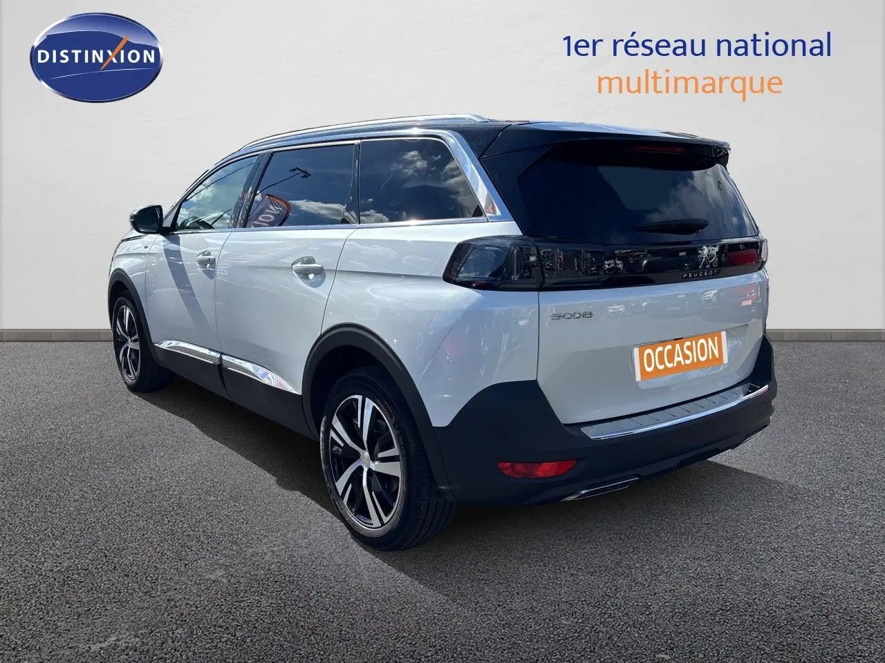 Peugeot 5008 Blanc Nacré vue 3/4 arrière droit, SUV 7 places avec feux arrière noirs et jantes alliage.