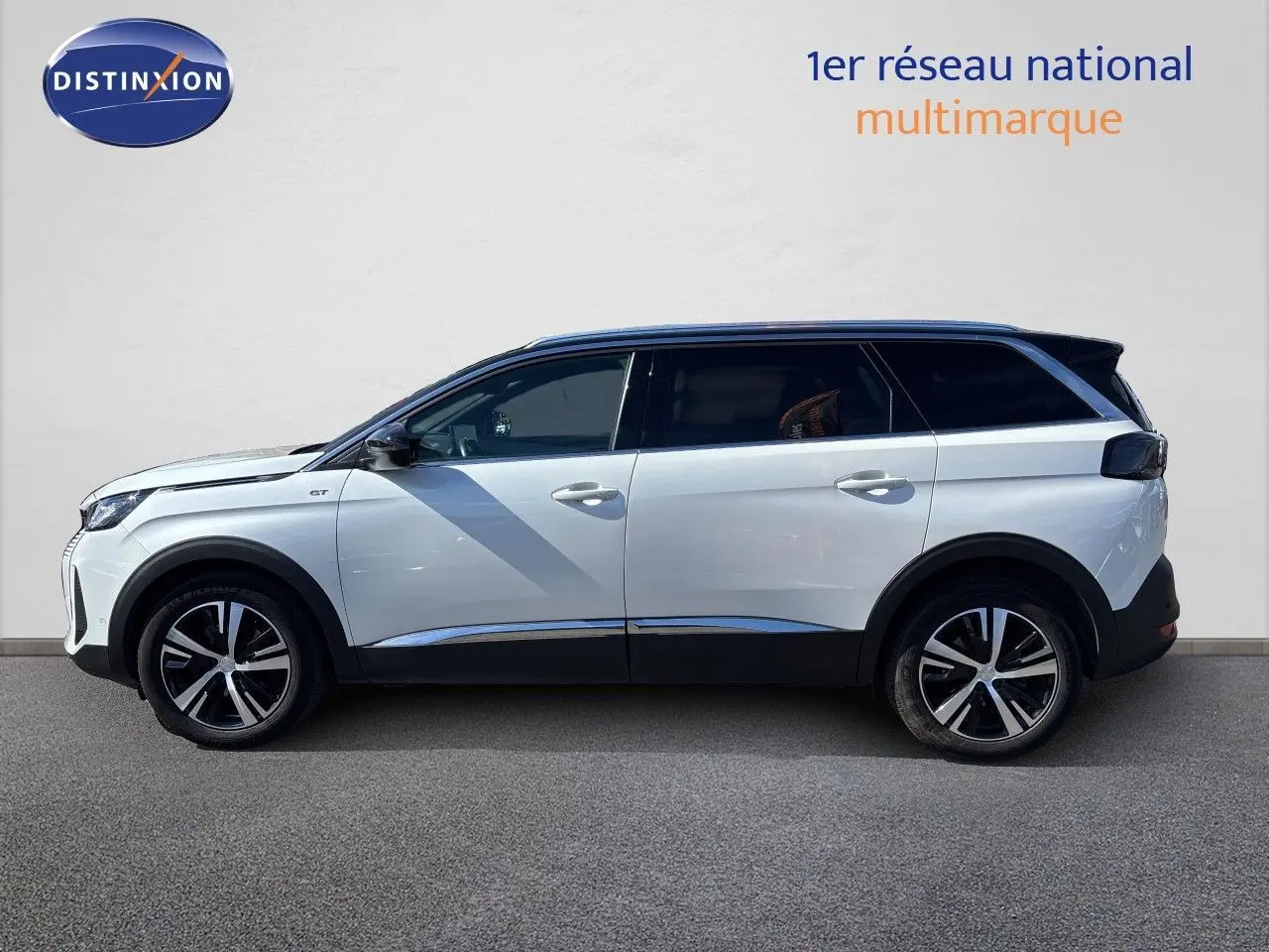 Peugeot 5008 BlueHDi 130 GT blanc nacré, vue profil côté gauche, jantes alliage bicolores et toit noir.