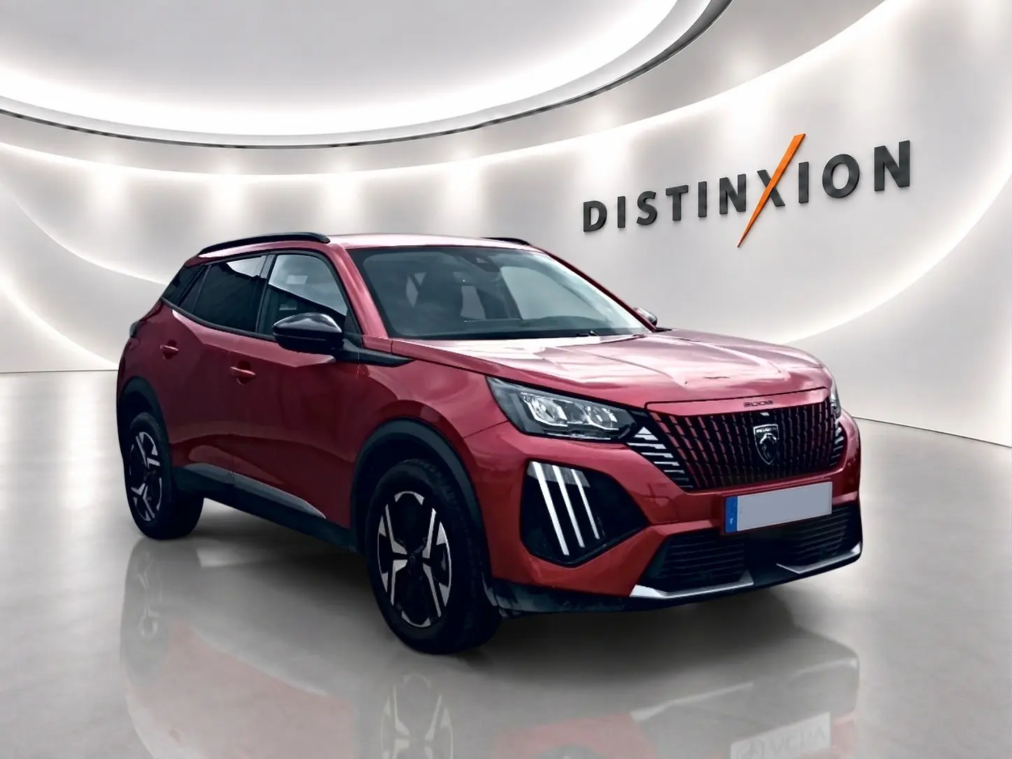 Peugeot 2008 rouge elixir vue 3/4 avant droit, avec jantes alu et signature lumineuse LED distinctive.
