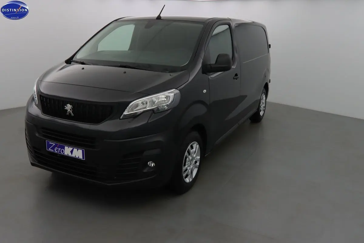 Peugeot Expert Fourgon noir métal vu en 3/4 avant droit dans un studio lumineux sans décor.