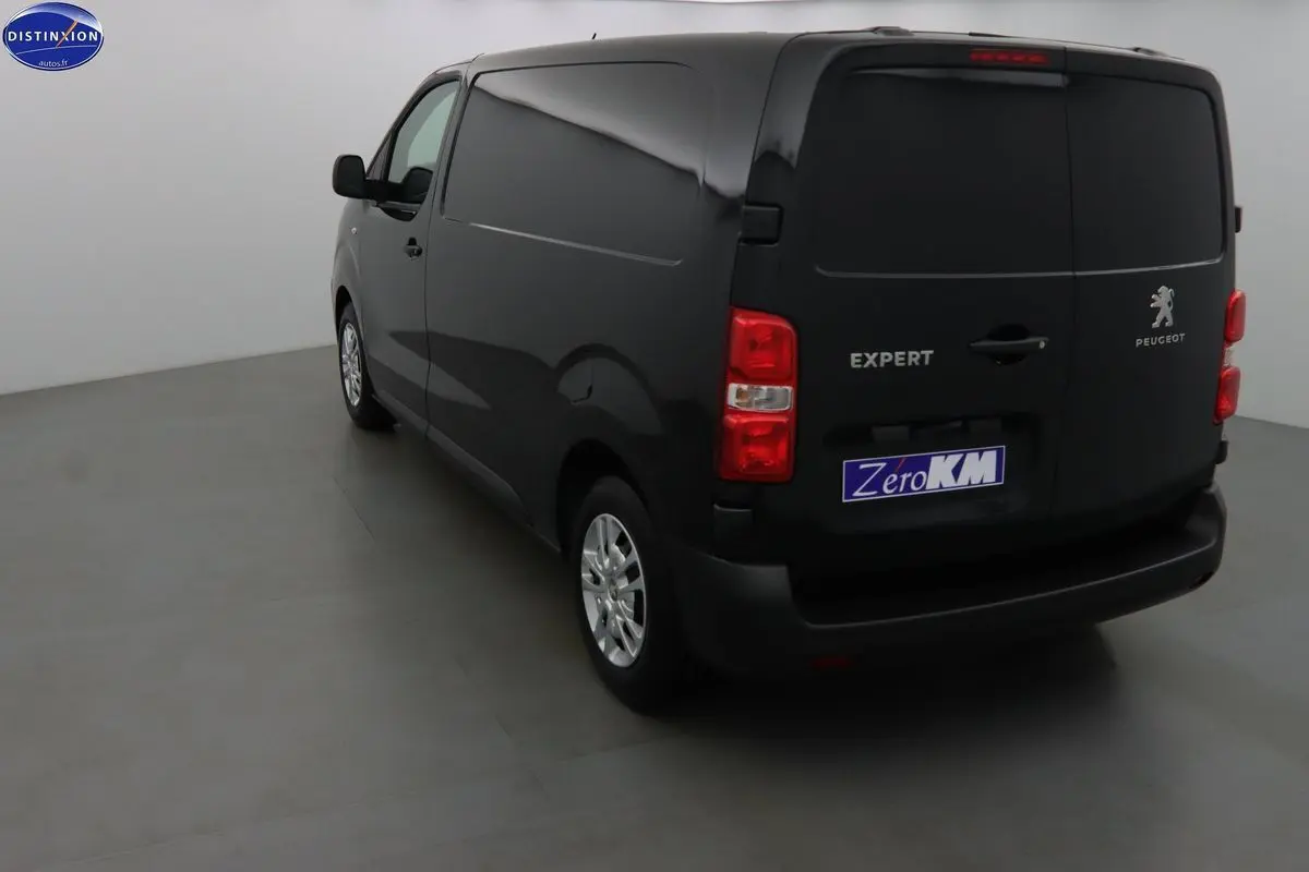 Vue 3/4 arrière droite du Peugeot Expert Fourgon noir métal 2022 avec portes arrière pleines et feux rouges visibles.