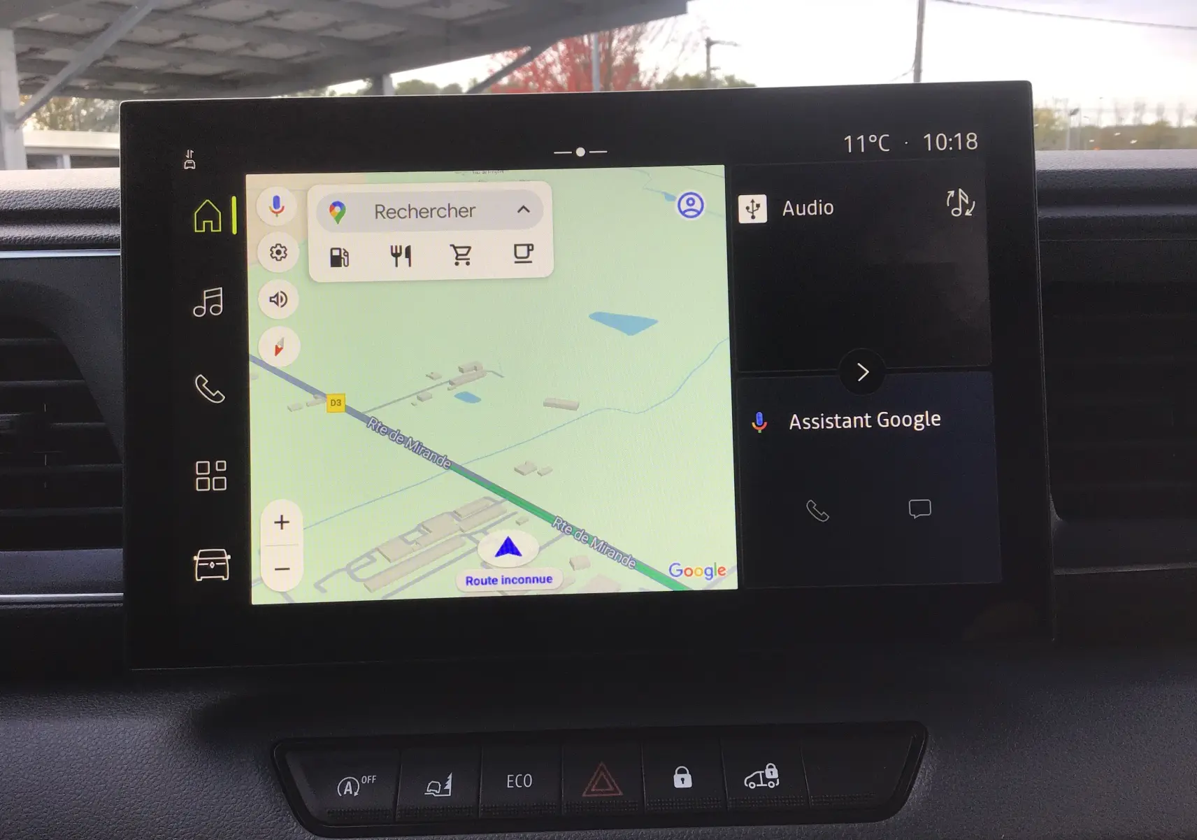 Écran tactile central du Renault Master 2025 affichant la navigation Google Maps et les commandes multimédia.