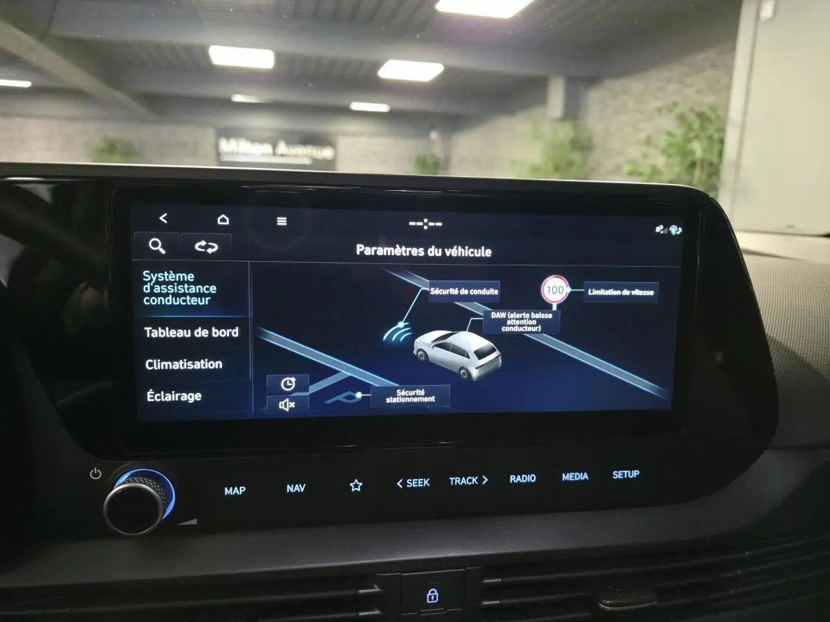 Écran tactile du tableau de bord Hyundai Bayon 2025 affichant les paramètres d'assistance à la conduite.
