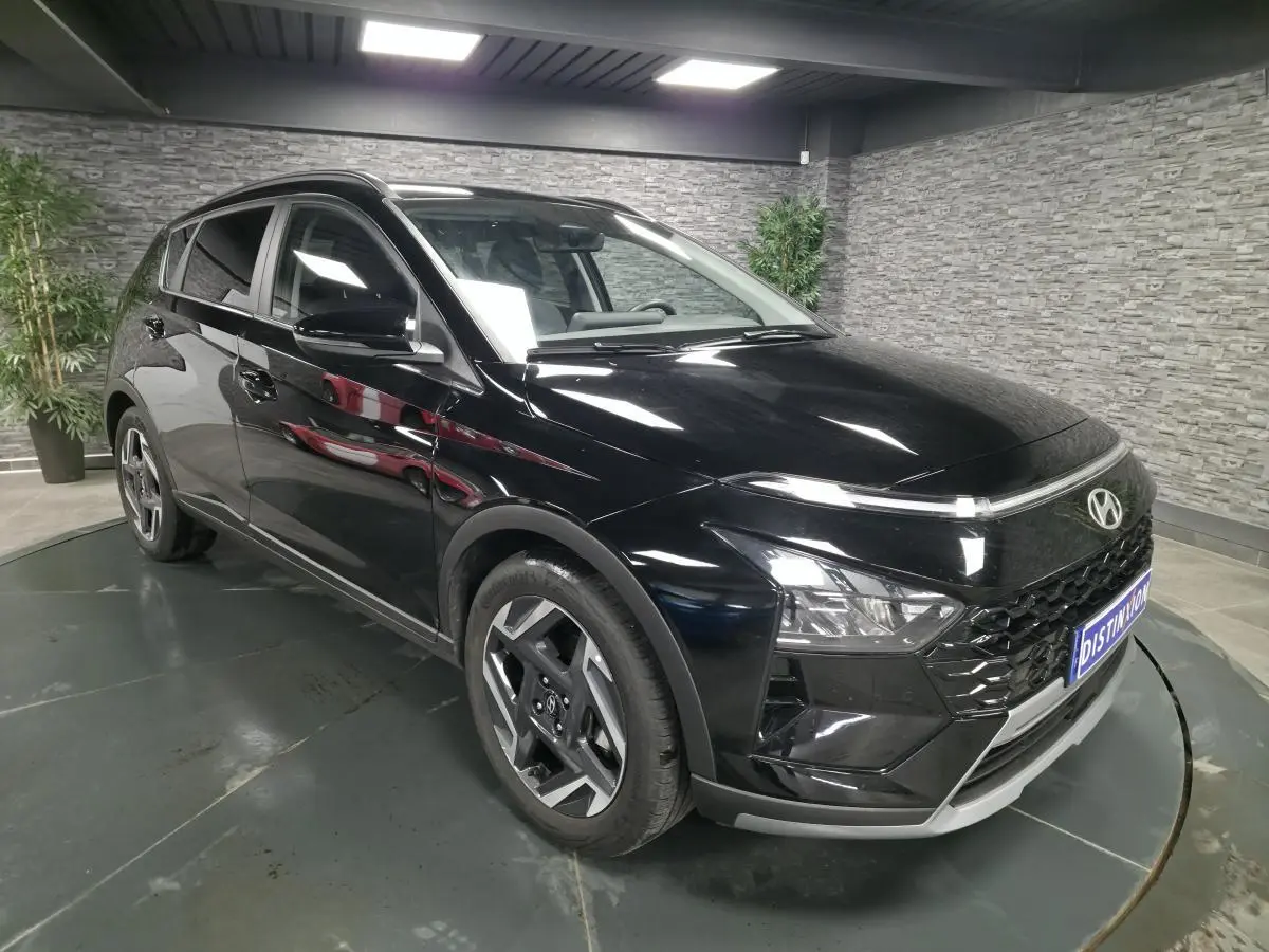 Hyundai Bayon noir en 3/4 avant droit, avec calandre noir laqué et jantes alliage 17 pouces visibles.