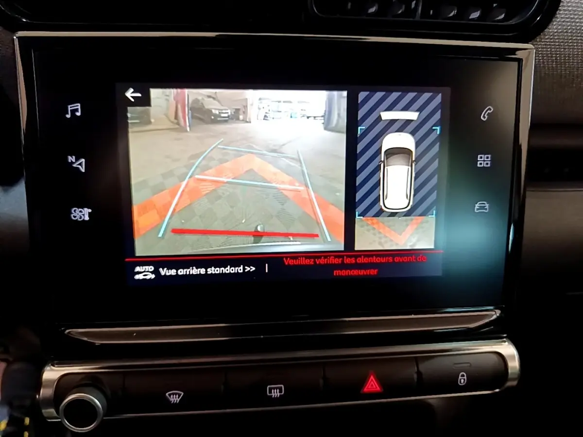 Écran tactile intérieur montrant la caméra de recul et l’aide au stationnement du Citroën C3 Aircross 2020.