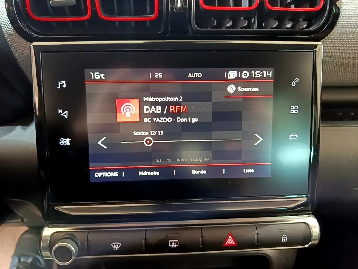 Écran tactile central de la Citroën C3 Aircross 2020 affichant la radio DAB/RFM en intérieur noir.