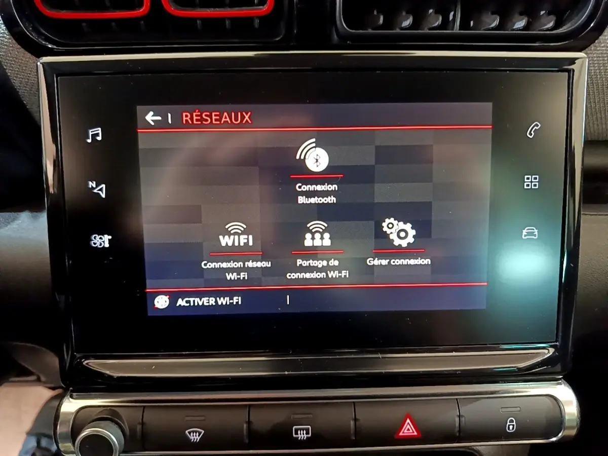Écran tactile central affichant les options réseaux Wi-Fi et Bluetooth dans le tableau de bord d'une Citroën C3 Aircross 2020.