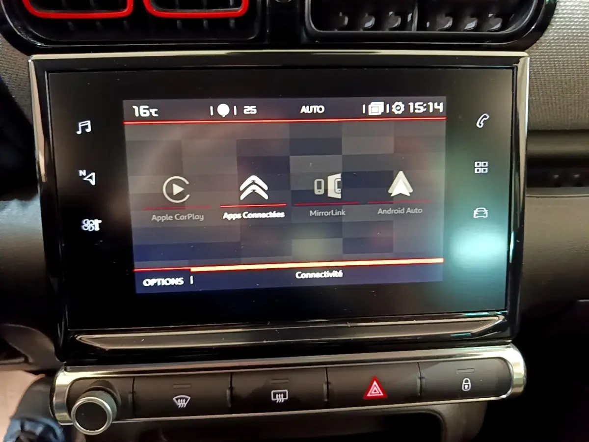 Écran tactile central affichant Apple CarPlay et Android Auto dans le tableau de bord d'une Citroën C3 Aircross 2020.