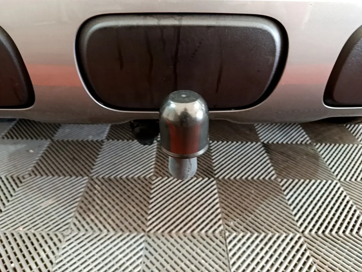 Gros plan sur l'attelage noir sous le pare-chocs arrière d'une Citroën C3 Aircross 2020 couleur autre.