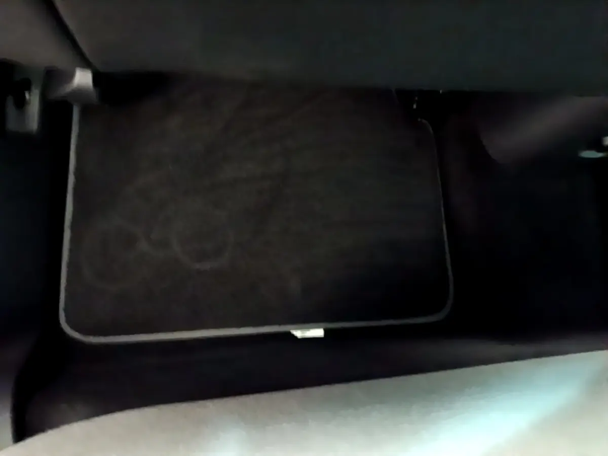 Tapis de sol noir côté passager avant du Citroën C3 Aircross 2020, intérieur sombre et épuré.