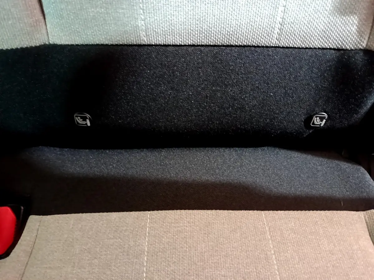 Gros plan sur la banquette arrière beige et noire du Citroën C3 Aircross 2020 avec fixations Isofix visibles.