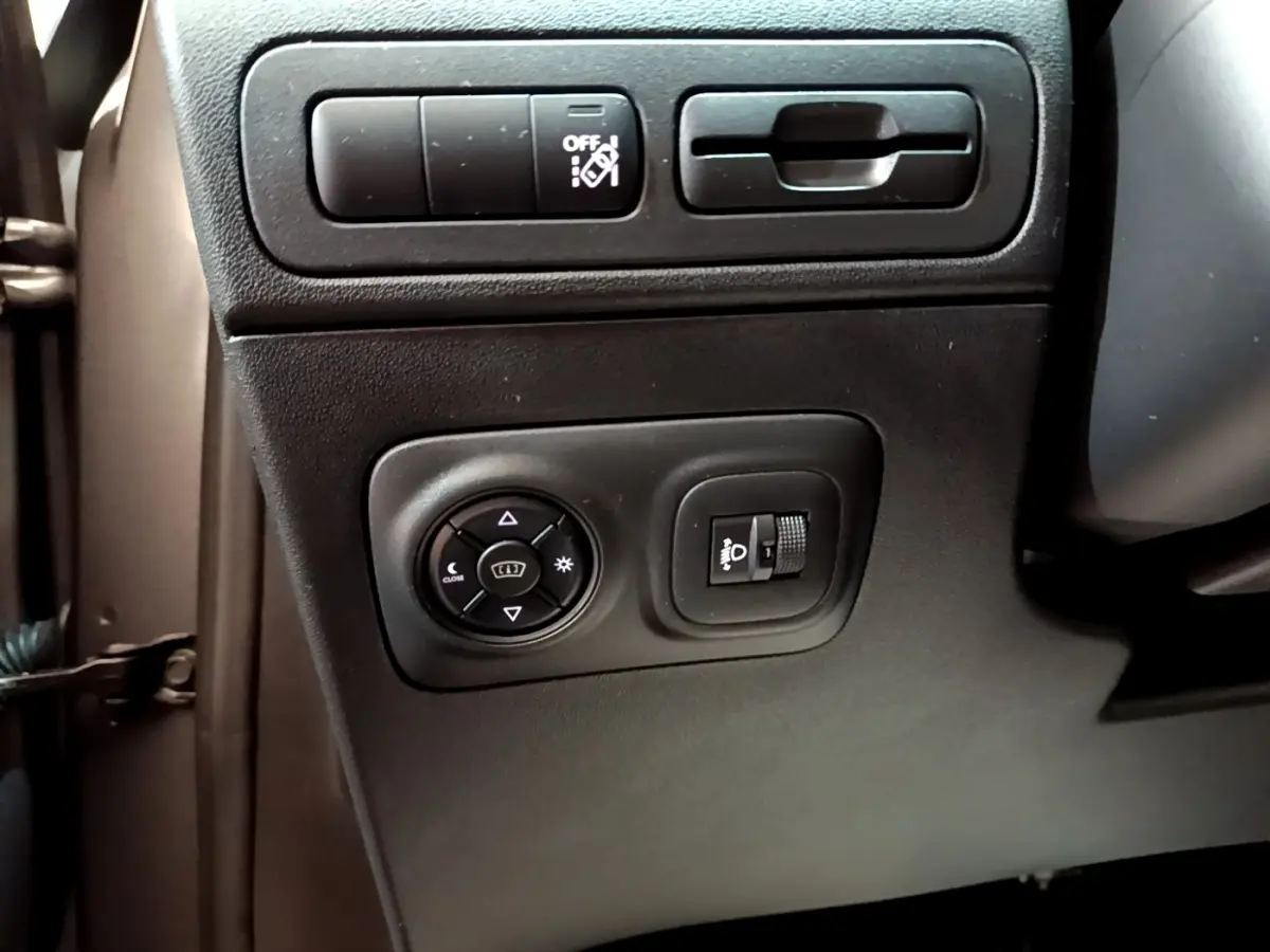 Détail des commandes d'éclairage et rétroviseurs côté gauche dans l'habitacle noir du Citroën C3 Aircross 2020 Shine.