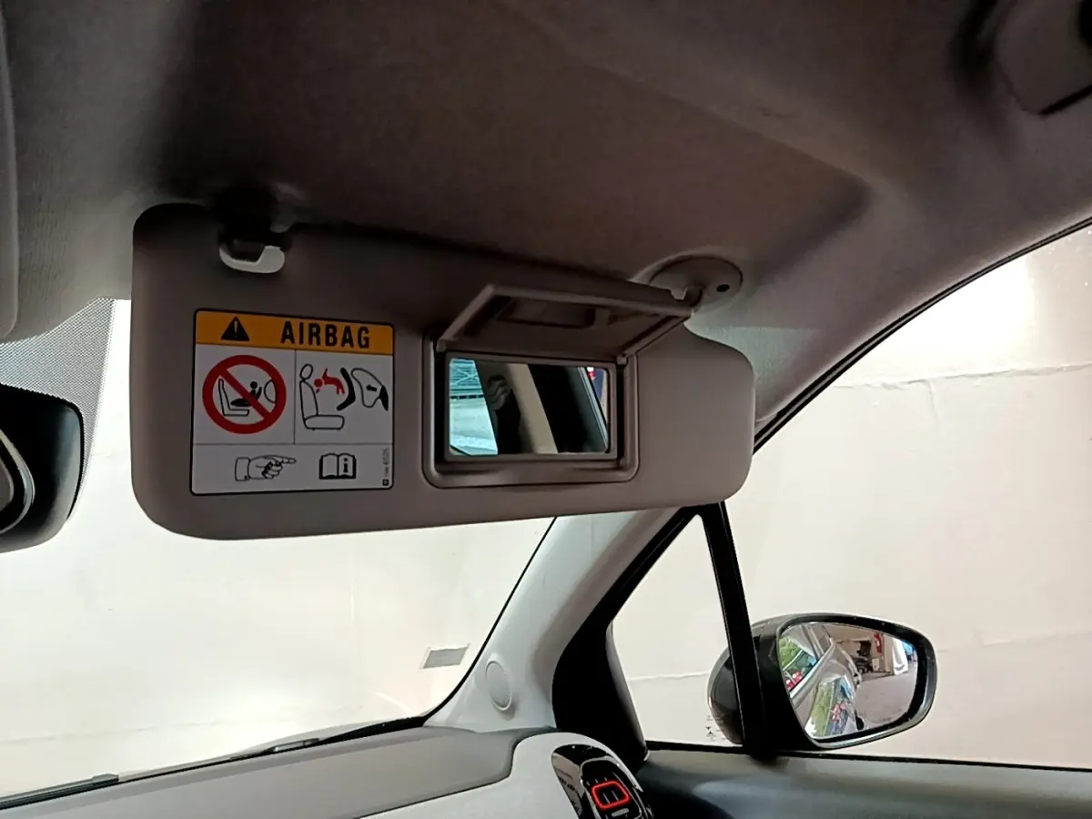 Miroir de courtoisie ouvert sur pare-soleil côté conducteur dans l’habitacle clair du Citroën C3 Aircross 2020.