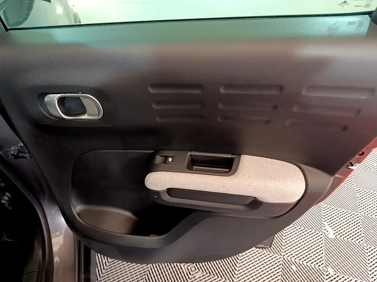 Gros plan sur la porte côté gauche du Citroën C3 Aircross 2020, avec insert tissu gris et poignée argentée.