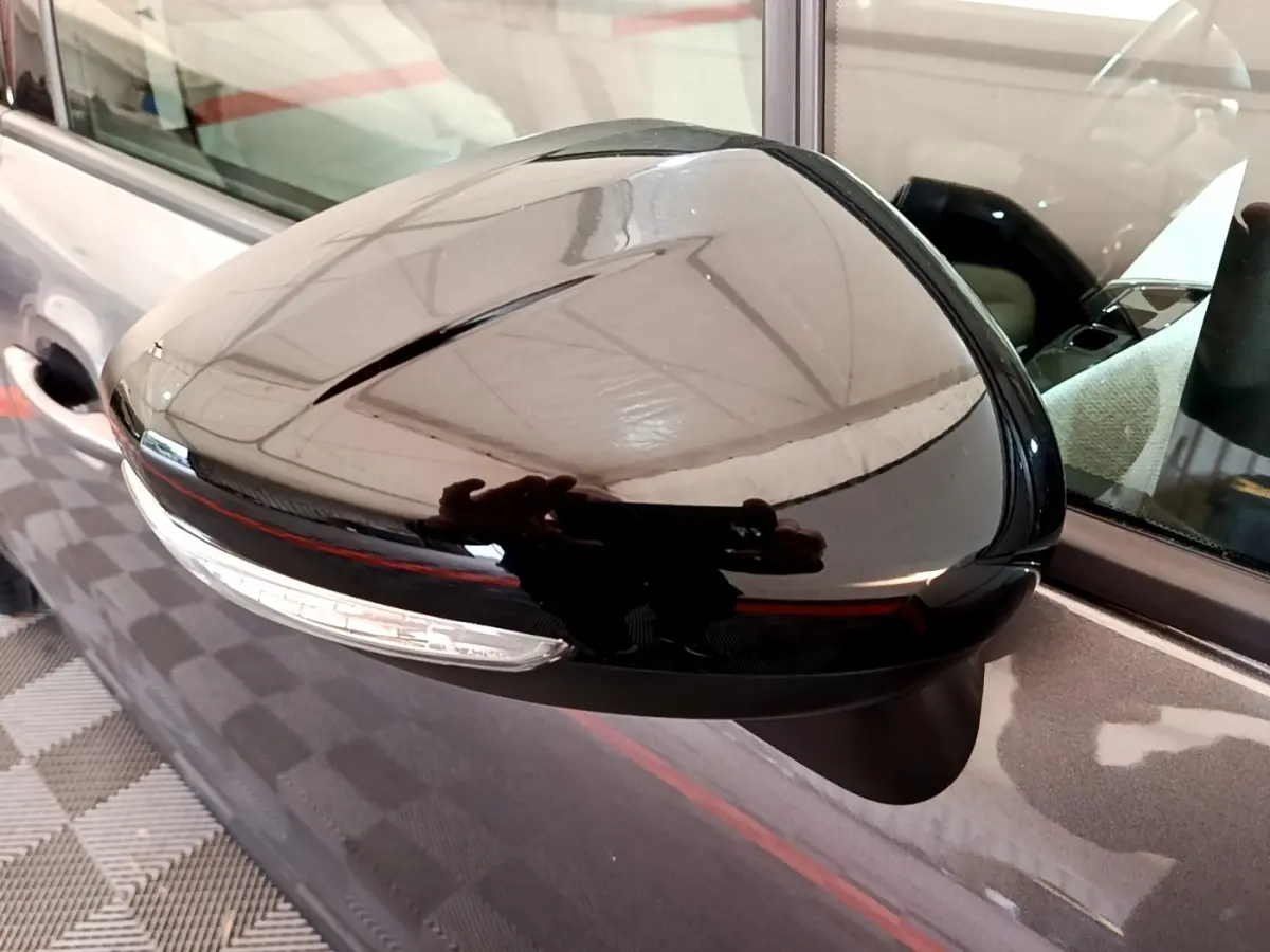 Rétroviseur extérieur droit noir brillant avec clignotant intégré sur Citroën C3 Aircross 2020, vue rapprochée.