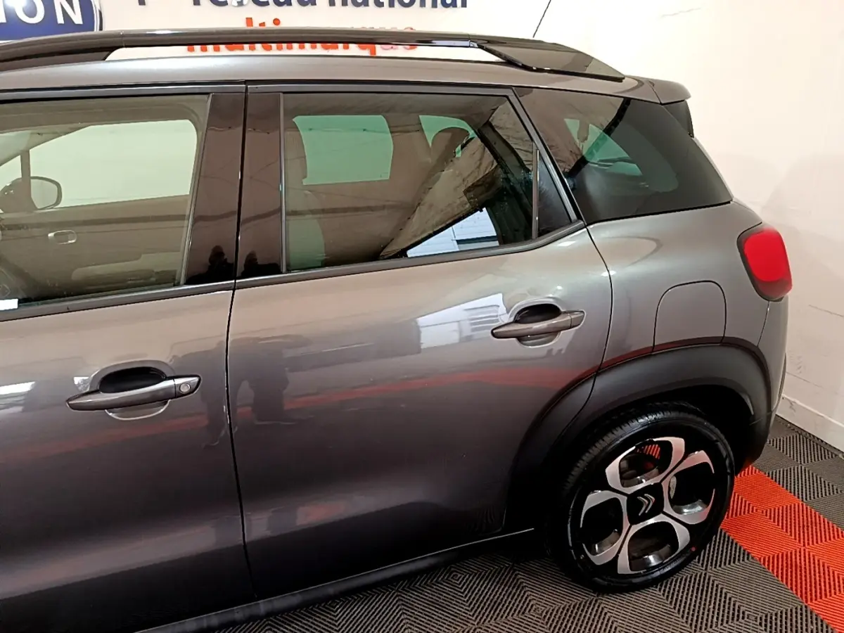 Profil droit du Citroën C3 Aircross 2020 gris métallisé avec jantes distinctives et poignées ton caisse.