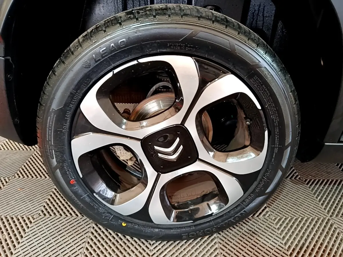 Gros plan sur la roue avant droite d'un Citroën C3 Aircross 2020 avec jante alliage bicolore et logo Citroën central.