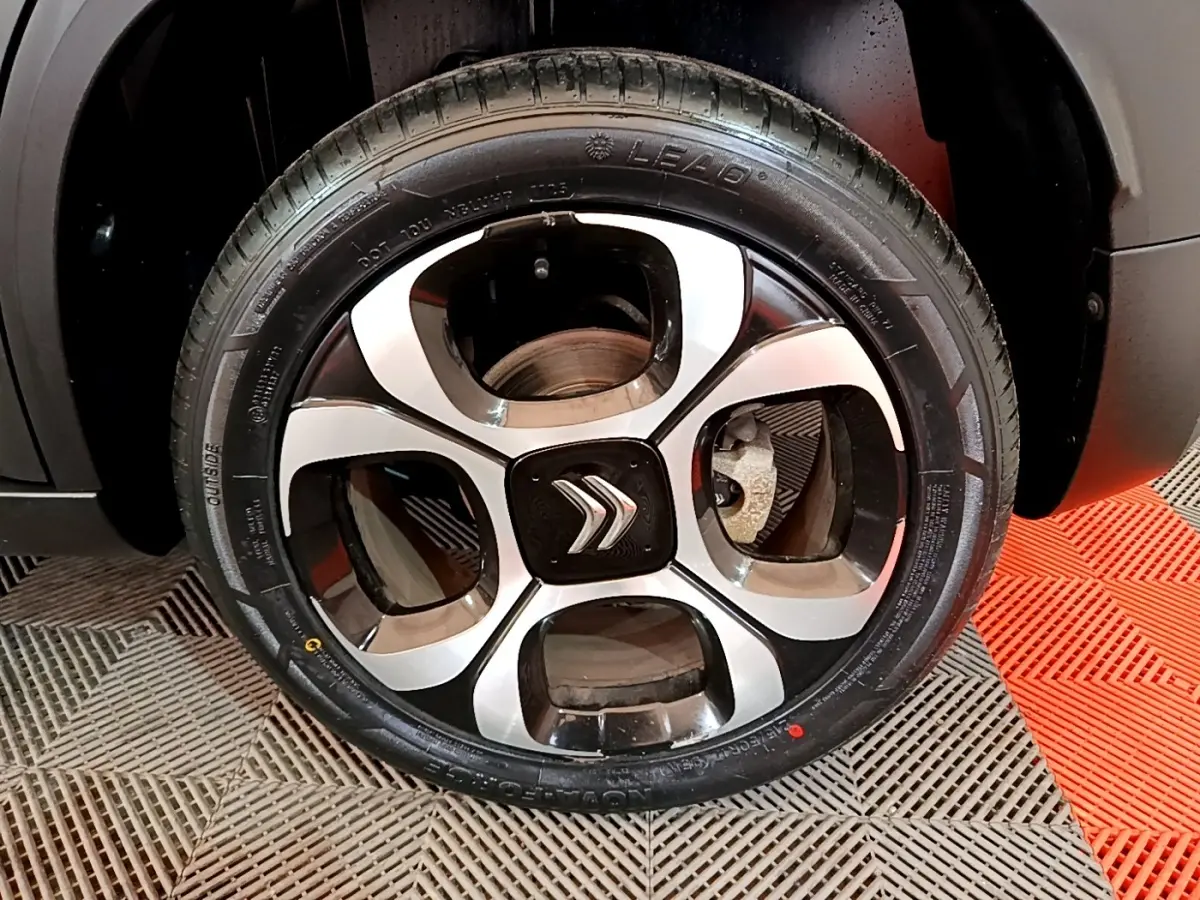 Gros plan sur la roue arrière droite noire du Citroën C3 Aircross Diesel 2020 avec jante alliage et passage de roue noir.