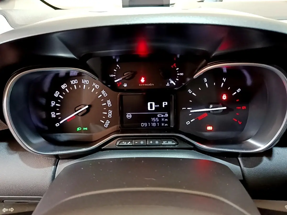 Vue rapprochée du tableau de bord noir du Citroën C3 Aircross 2020 avec affichage digital et compteurs analogiques.