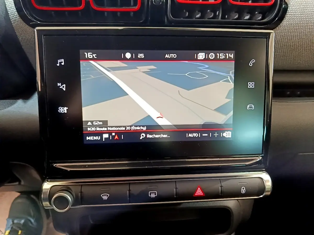 Écran tactile central affichant la navigation dans l'habitacle noir du Citroën C3 Aircross 2020 Shine.