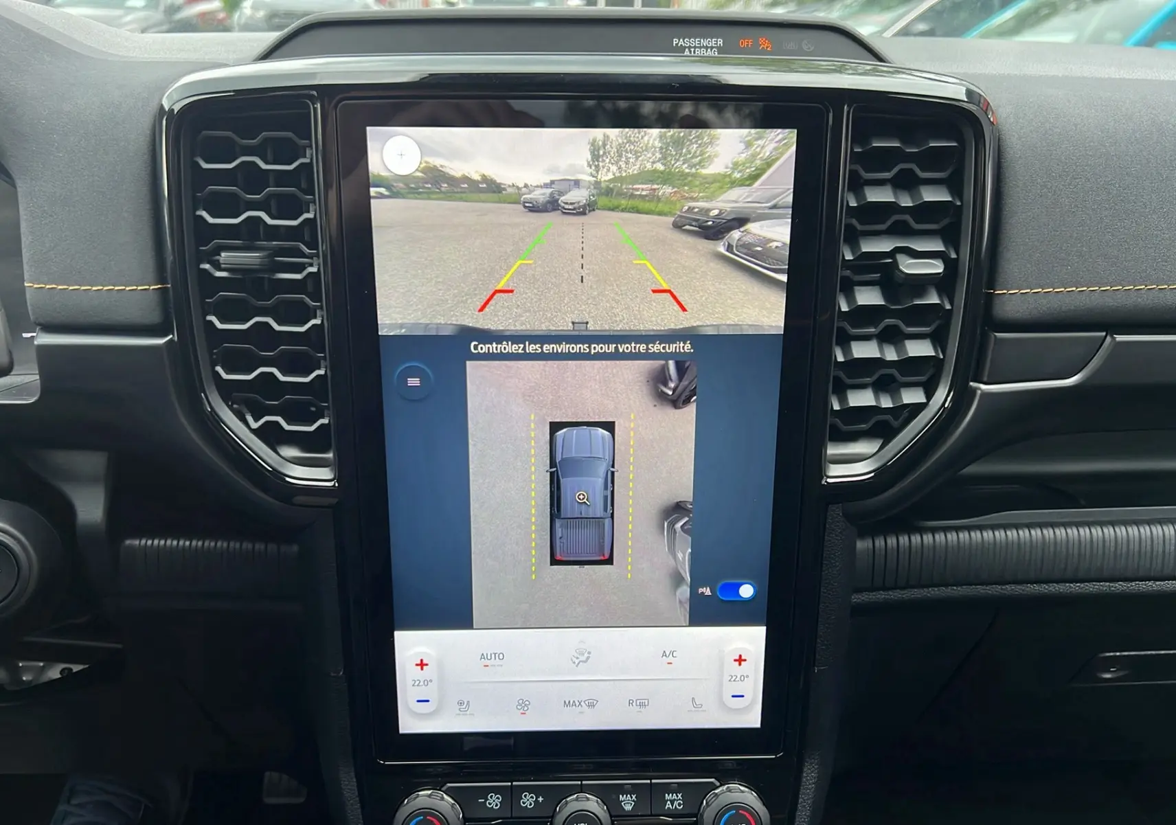 Vue rapprochée de l’écran central tactile du Ford Ranger gris carbone montrant la caméra 360° et les commandes climatisation.