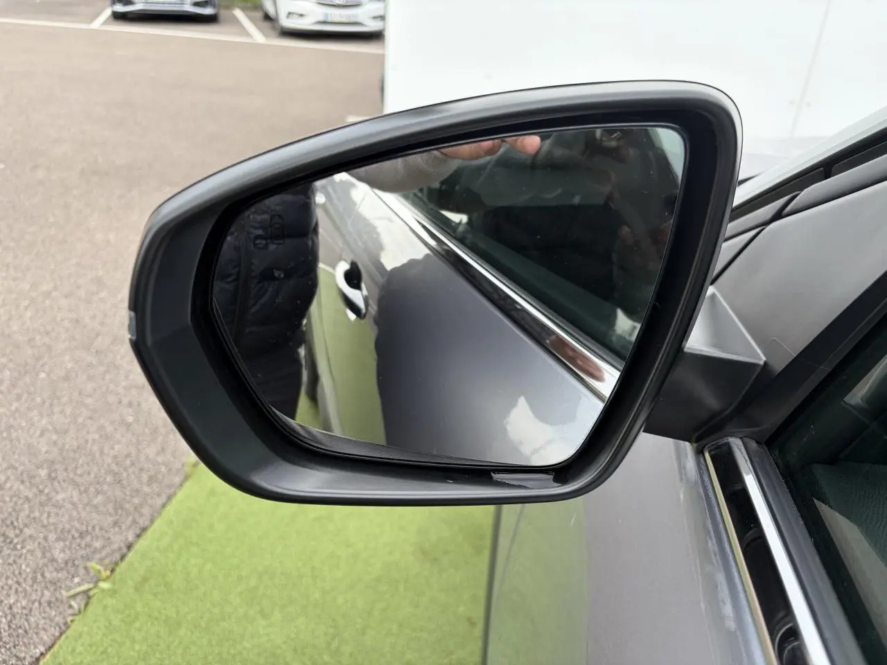 Rétroviseur extérieur côté gauche d’un Citroën C5 Aircross gris métal avec entourage noir brillant.