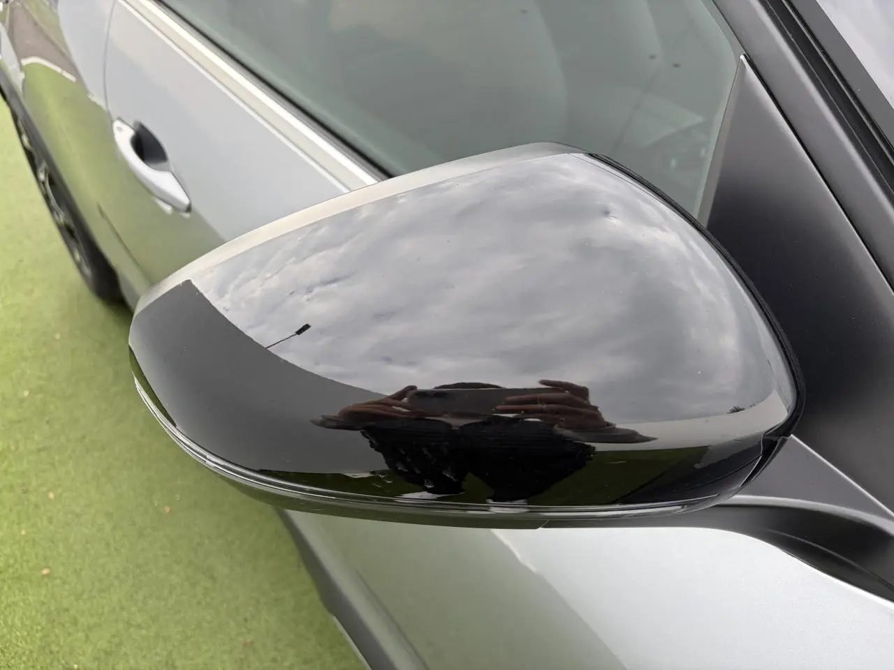 Rétroviseur noir brillant côté gauche sur Citroën C5 Aircross gris métal avec toit bi-ton noir Perla Nera.