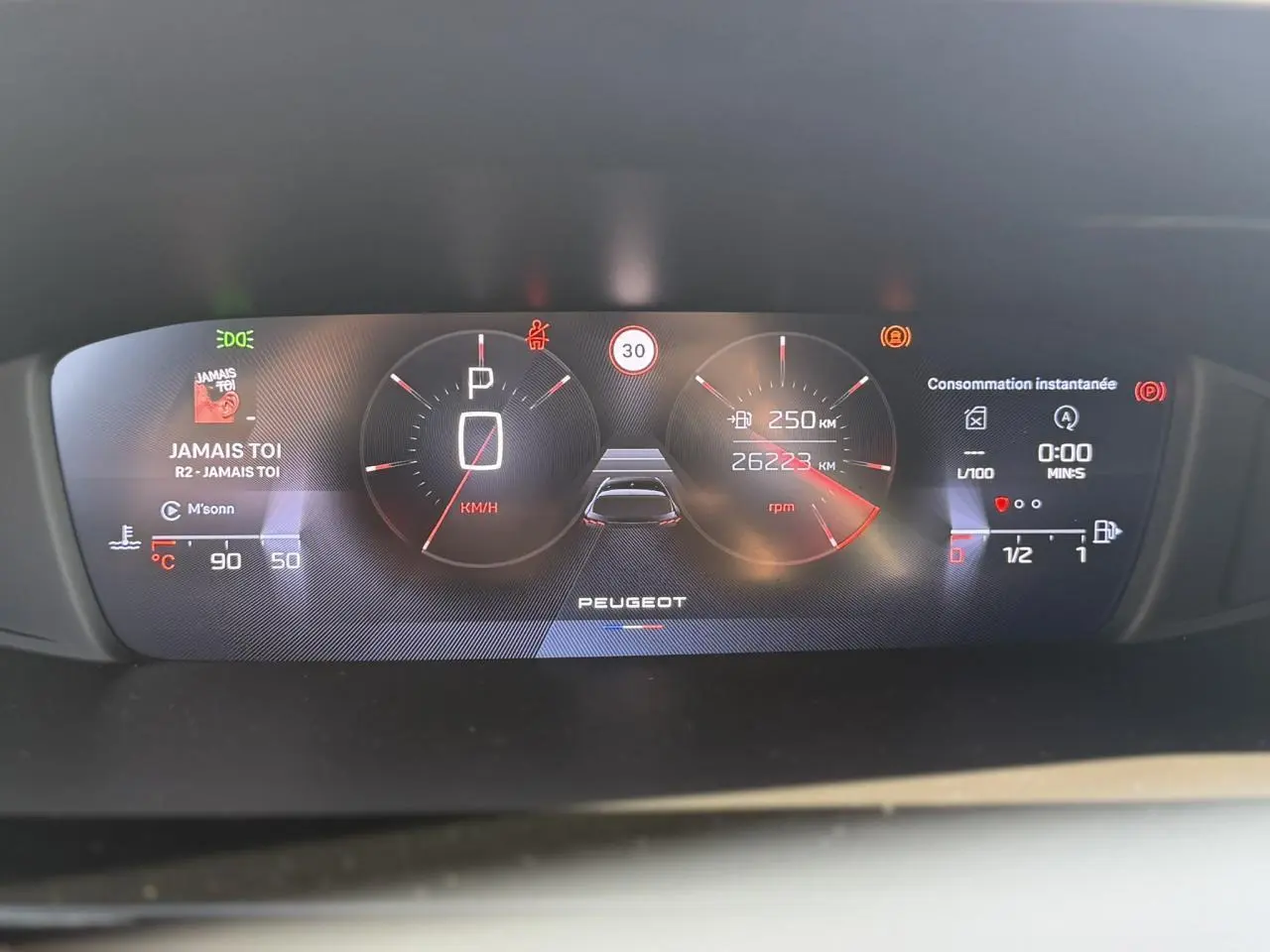 Affichage numérique du combiné d'instrumentation Peugeot 308 2025, avec vitesse, autonomie et alertes visibles.