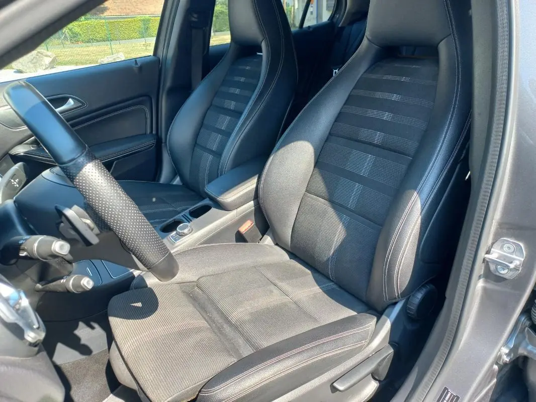 Vue intérieure côté conducteur du Mercedes GLA gris 2019, mettant en valeur les sièges sport en tissu et cuir.