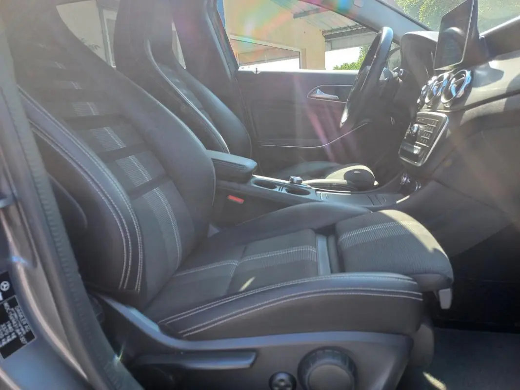 Vue intérieure côté conducteur du Mercedes GLA 2019 gris, mettant en valeur les sièges sport et la console centrale.