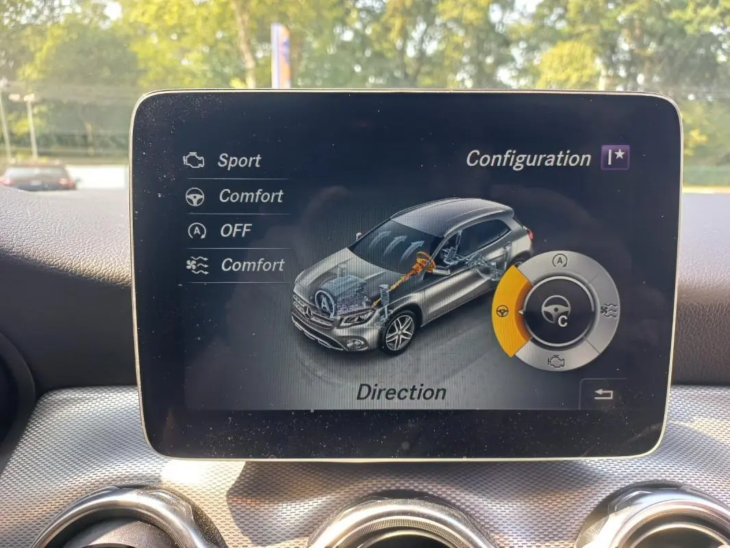 Écran central montrant la configuration dynamique d’un Mercedes GLA gris 2019 avec options Sport et Comfort activées.