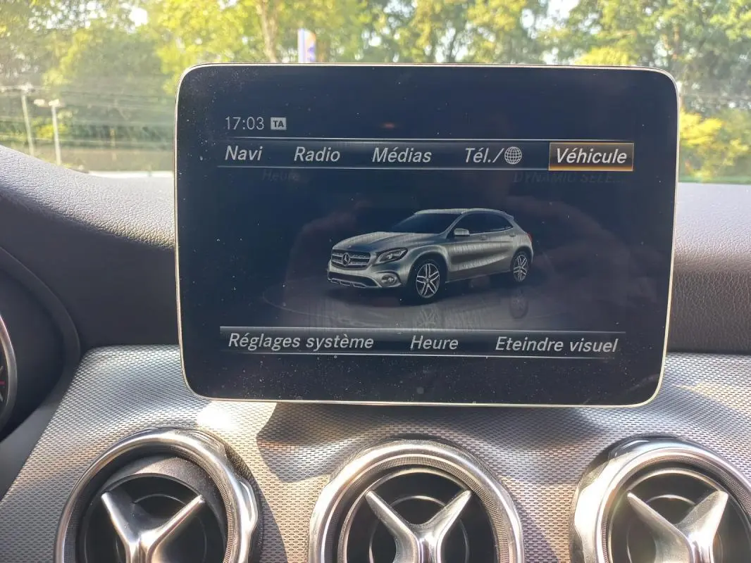 Écran central affichant un menu véhicule avec une illustration grise du Mercedes GLA vue de profil côté gauche.