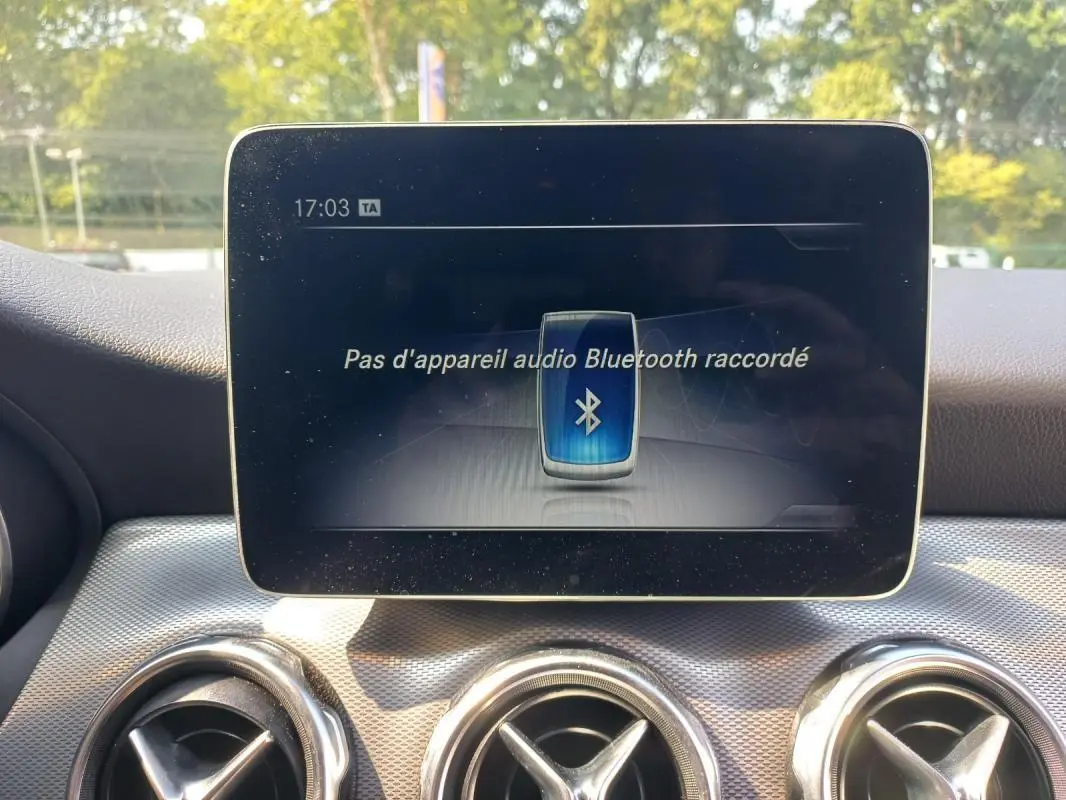 Écran central du tableau de bord d’une Mercedes GLA 2019 gris, affichant l’alerte Bluetooth sans appareil connecté.