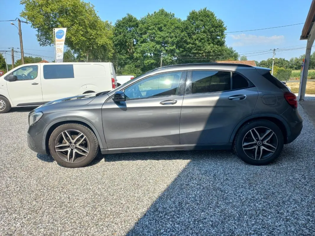 Mercedes GLA 2019 gris vue de profil côté gauche, avec jantes alliage cinq branches et vitres teintées.